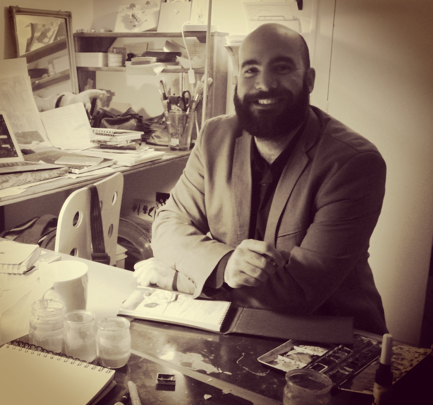 Simon B et ses tableaux, dans son atelier de Mérignac
